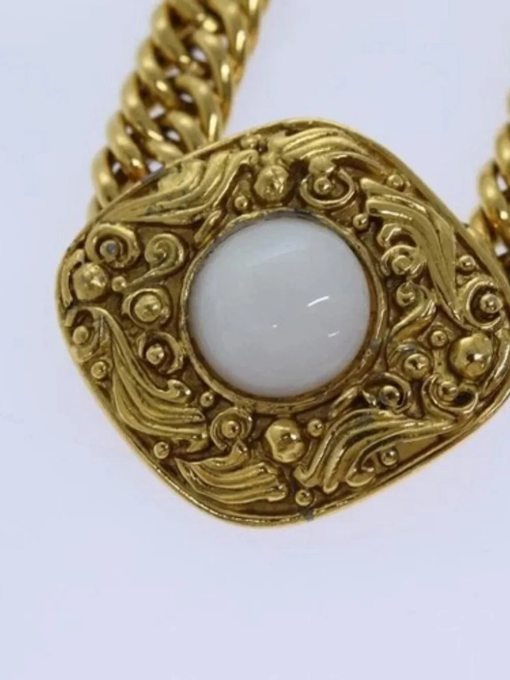 CHANEL brand	chanel color	gold